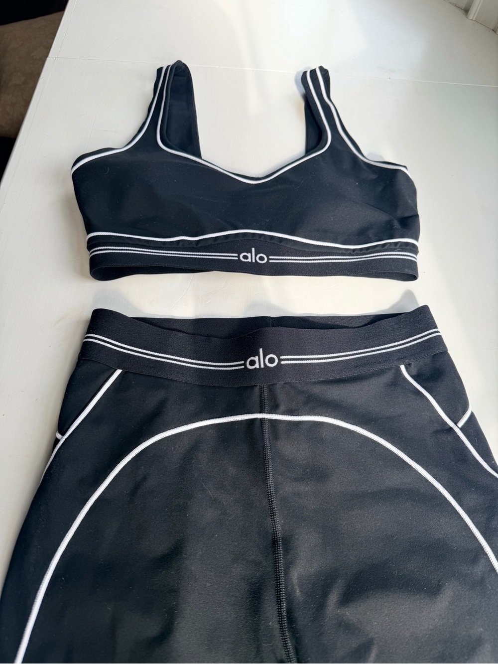 ALO Yoga Airbrush Heart Throb Leggings + Bra Set Black White Medium